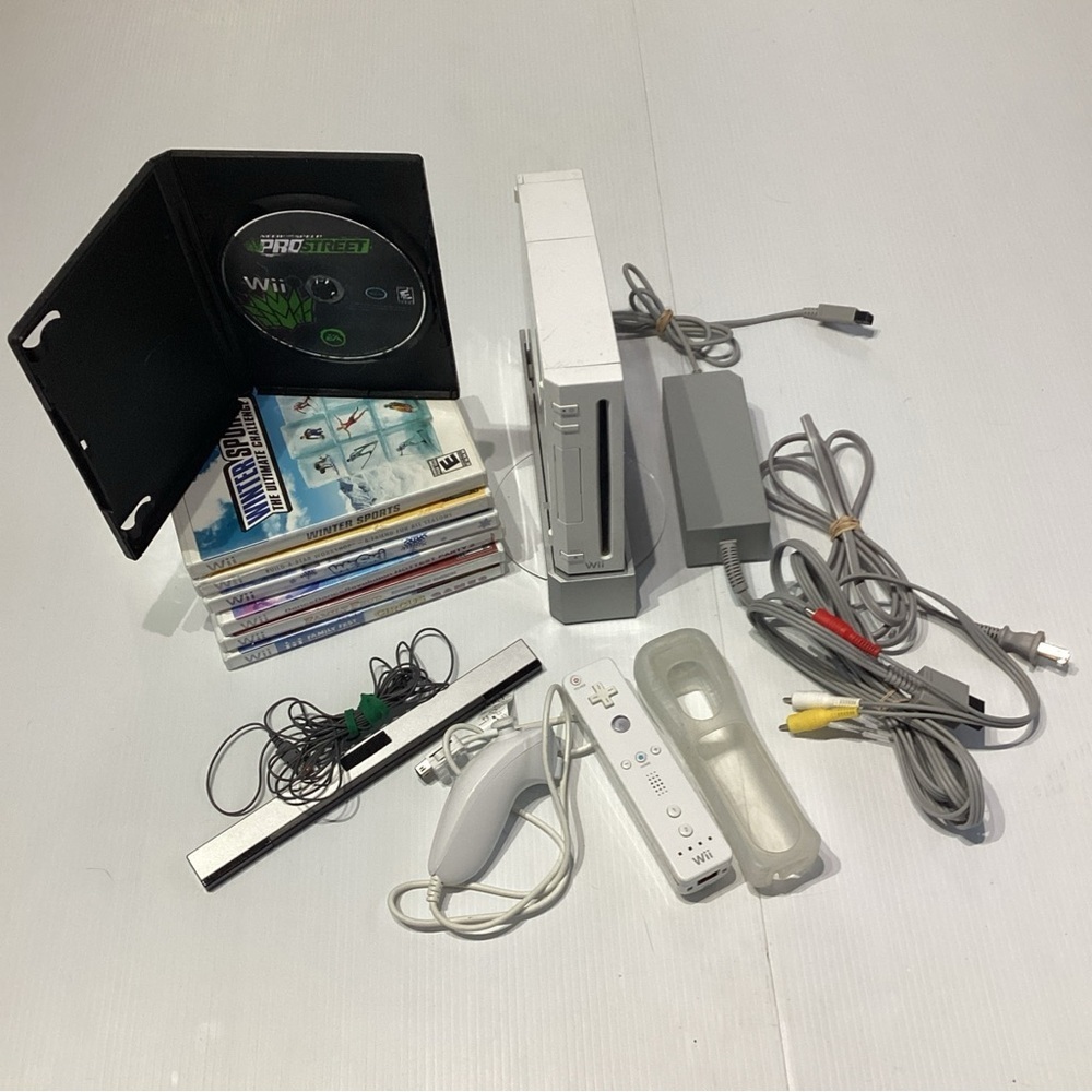 White Nintendo Wii Console System Bundle w/ 8 Games Nunchuck TESTED!!